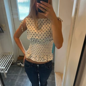 Prickig topp - Jättefin prickig tröja i storlek S endast använd för att ta bilden. Helt nyskick