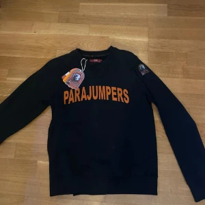 Svart fleece-tröja Parajumpers YL - Säljer min parajumper tjocktröja helt ny fick den i present men var inte riktigt min smak tyvärr. Prislappen sitter kvar på. Den är i storlek Y-L vilket motsvara en XS. Den köptes för 1800 kr men säljer för 699, Skriv gärna för frågor!💕