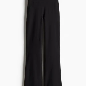 Utsvängda träningsbyxor  - Svarta träningsbyxor med bootcut-modell och skön stretch. Sitter tajt upptill och släpper ut vid benen för en snygg siluett. Perfekta att styla med sneakers eller chunky boots. Materialet känns mjukt och följsamt.