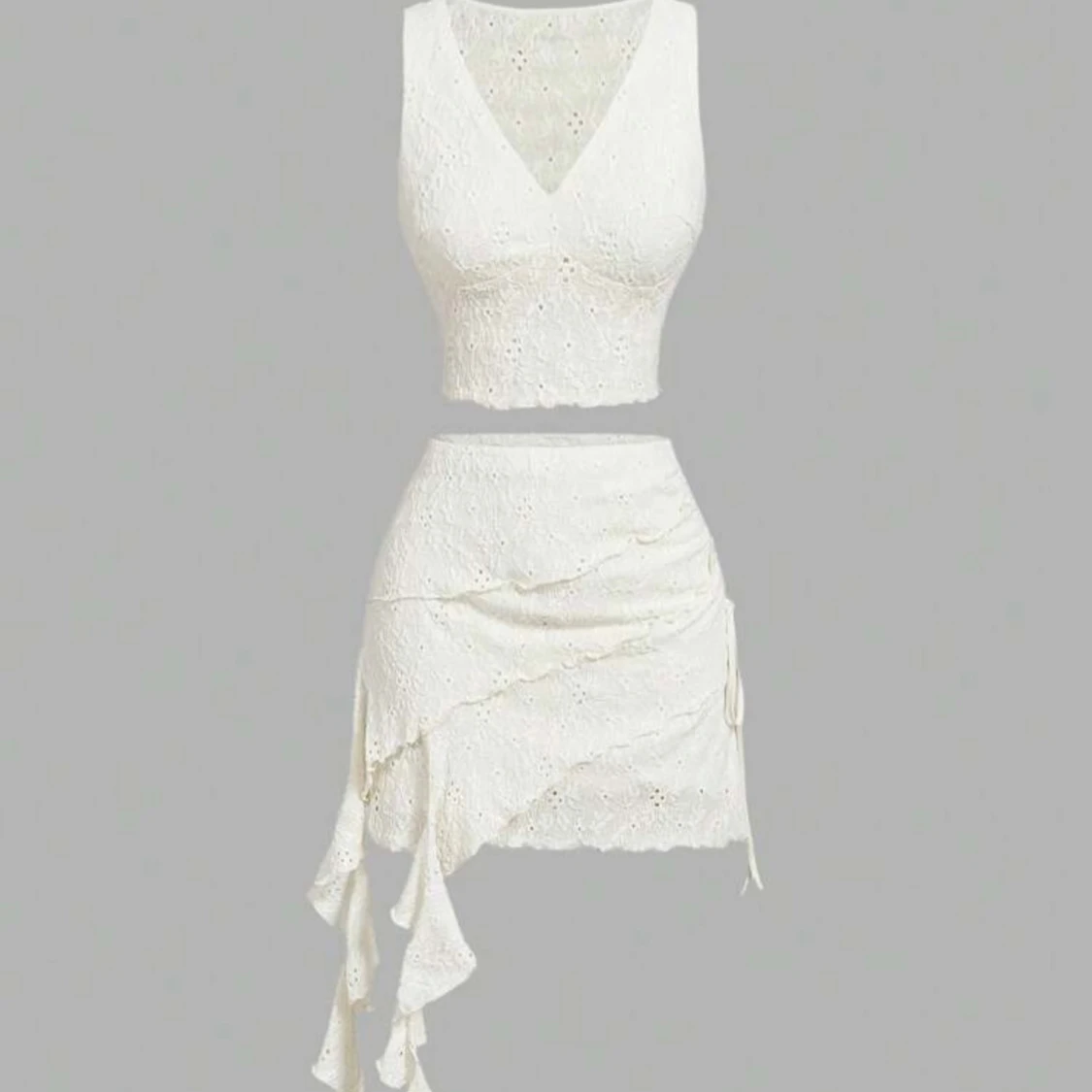 Vit spetsig croppad linnetopp som ch en kjol  - 2