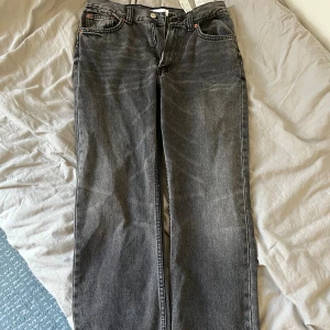 Zara svarta raka jeans - Snygga svarta Zara jeans med klassisk rak passform och femficksdesign. Jeansen har en något tvättad look och är tillverkade i robust denim. Perfekta för dig som gillar en tidlös och avslappnande stil. Jag har sytt upp byxorna till längden 155 cm. 