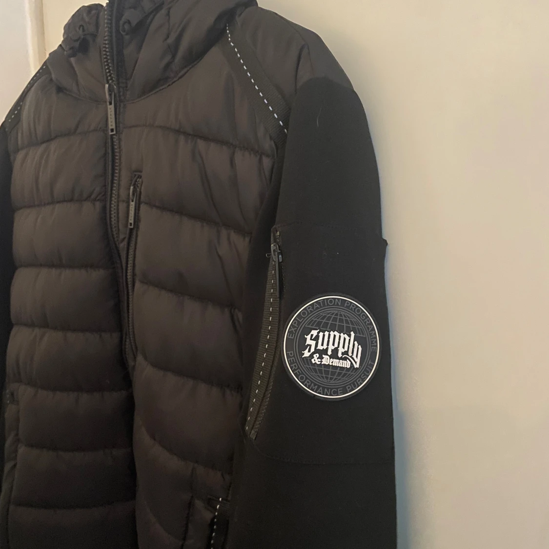 Svart pufferjacka Supply & Demand - 3