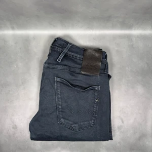 Replay Anbass - - Replay Anbass — Storlek 29/30 — 9/10 — Bra skick utan skavanker — Inkluderat - Jeans — Retail 2000kr — Modellen är - 180cm, 65kg -