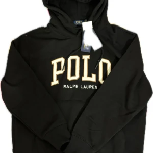 Svart hoodie från Polo Ralph Lauren - Svart hoodie från Polo Ralph Lauren. Aldrig använd, tags frf på, påse tillkommer. Mvh Sami :)