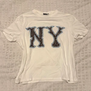 T-shirt - Aldrig använd. Gratis frakt!!!