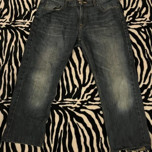 Blå raka jeans med kontrastsömmar - Snygga blå washed jeans🍒🖤 dom är väldigt baggy med lite heelbite på ett av benen 🍒🖤