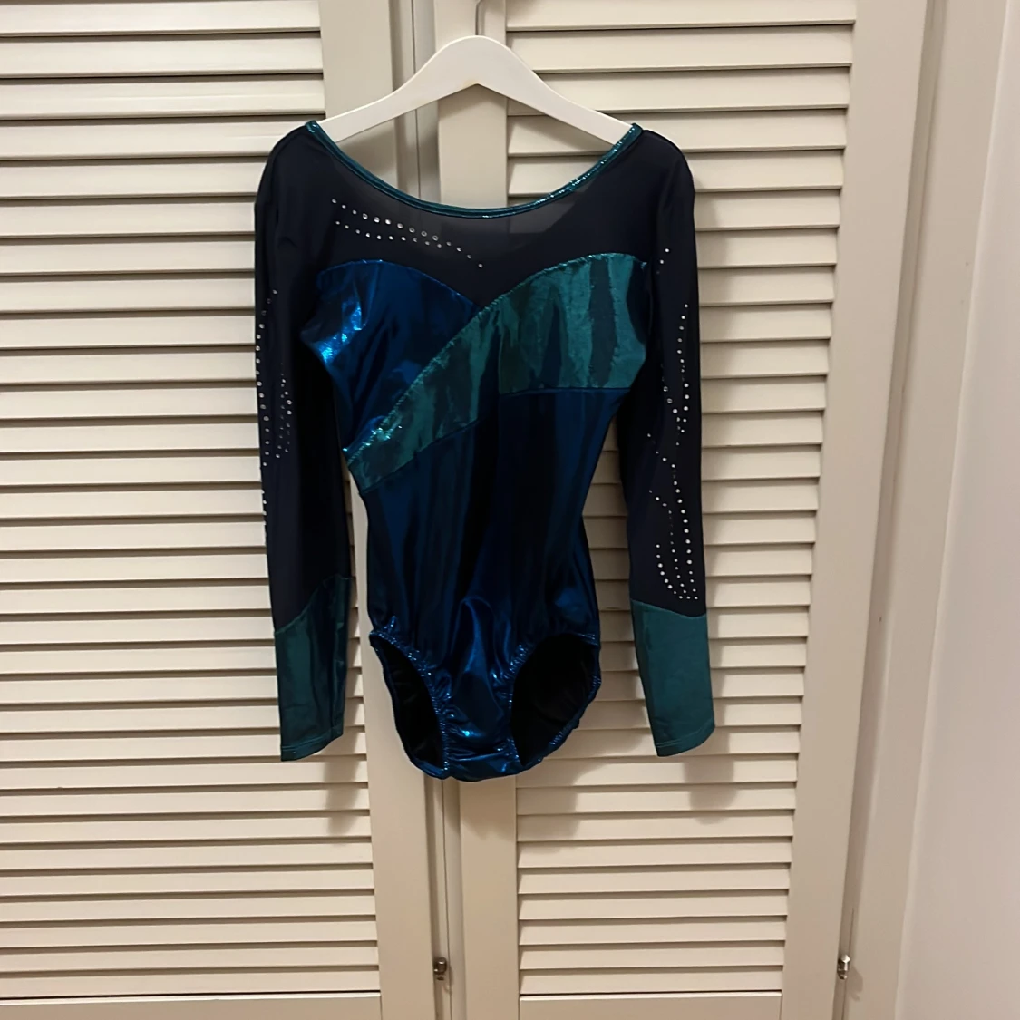 Blå, turkos glittrig gymnastikdräkt