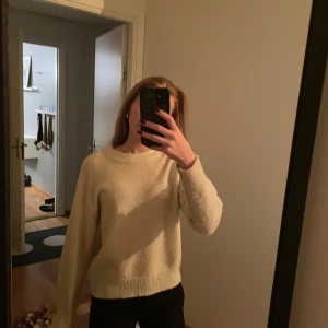 Krämvit stickad tröja med rund hals - Mysig krämvit stickad tröja med rund halsringning och långa ärmar. Från Gina Trocot i storlek 146/152