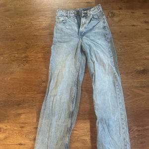 Blå jeans straight fit 🥰 - Högmidjade jeans som är straight fin och använt bara 5 gånger! ❣️☺️