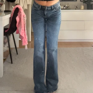 Blå bootcut jeans med låg midja - Snygga blå jeans med bootcut-modell och låg midja från Kappahl, för långa på mig därför använda fåtal gånger! Jeansen har klassisk femficksdesign!💕nypris 499:-
