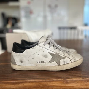 Golden goose skor - Jättefina golden goose skor i storlek 39. Originallådan och även en tygpåse följer med i beställningen💕