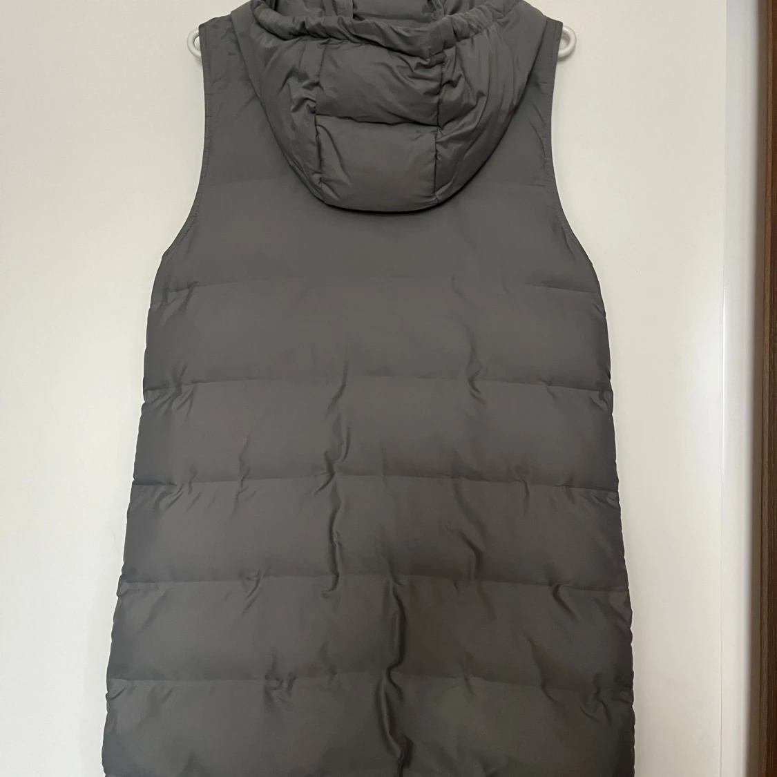 Grå lång dunväst med huva från ZARA - 2