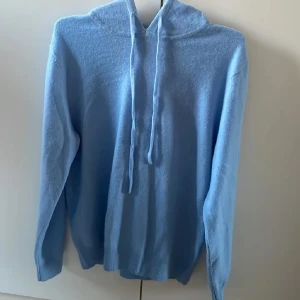 Ljusblå Kashmir hoodie - Säljer denna riktigt feta 100% Kashmir hoodie. Skick:10/10 alltså inga defekter. Nypris: 1650kr mitt pris: 999