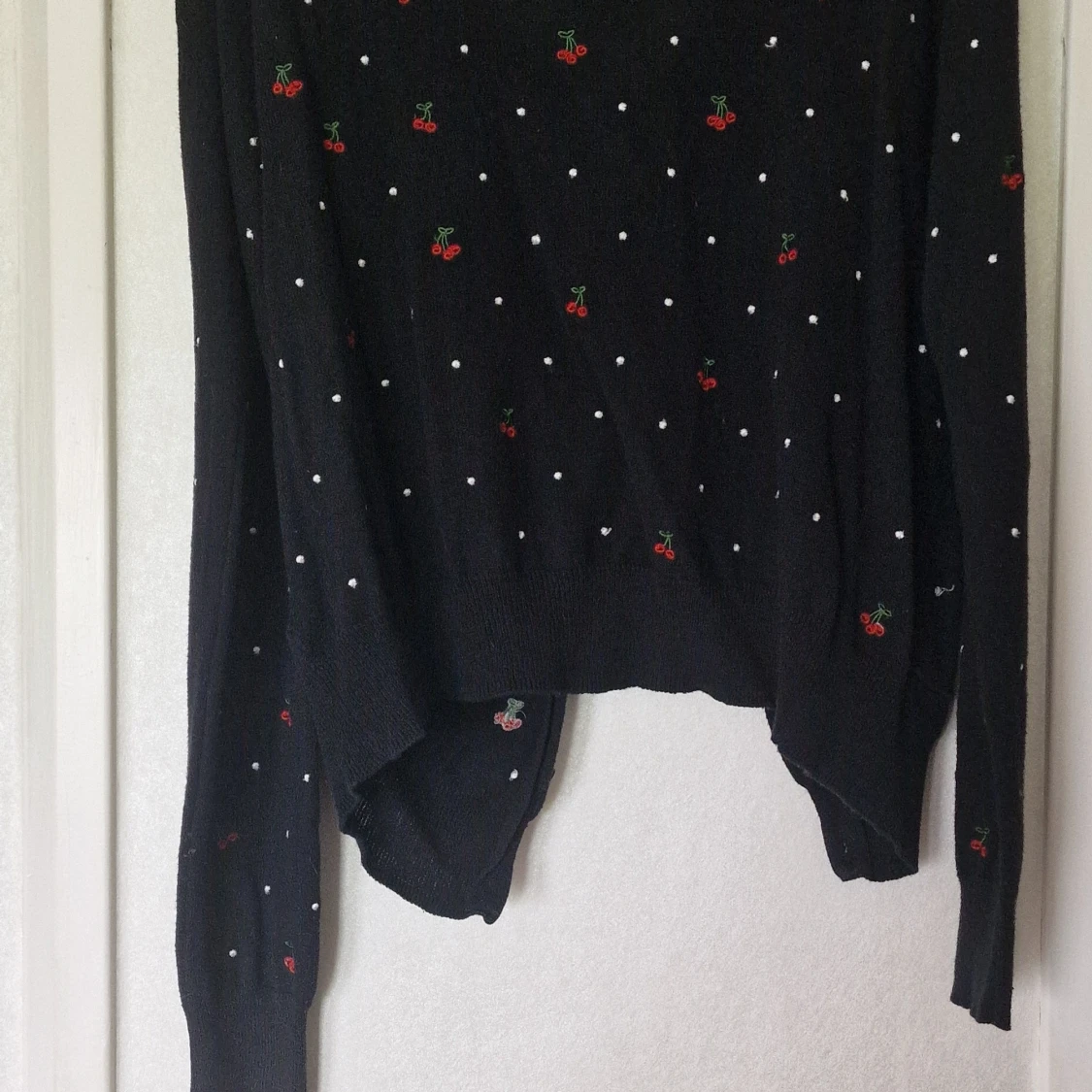 Svart kofta med körsbär från R&D - 1