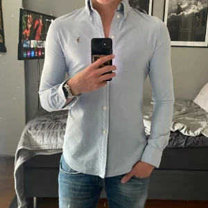 Ralph Lauren skjorta - Säljer denna skjorta från Ralph Lauren då den ej kommer till användning eftersom den är för tajt i armarna på mig, den är i nyskick och använd 1-2 gånger. 