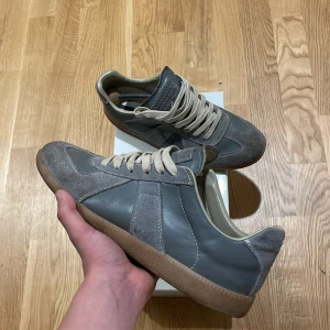 Maison margiela  - Tja. Säljer dessa as feta maison margiela. Strl 44 men passar 43. Skriv vid minsta lilla fundering.