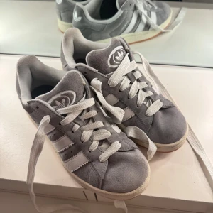 Adidas campus  - Snygga grå/ljusgrå Adidas campus 00s i strl 38,5!! I nyskick och använda fåtal gånger (enda tecken på användning är enstaka smuts fläckar som går att tvätta bort) (nypris: 1449:-)💌 PS. Snabb leverans