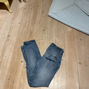 Nudie Jeans Grim Tim - Snygga och trendiga jeans från Nudie I modellen grim Tim. De är i fint skick, inga hål. Storlek W32 L34, hör av dig frågor eller funderingar!