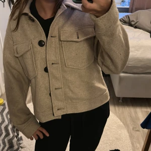 Kappa - Beige trenchcoat liknande kappa från vero Moda, storlek S men passar XXS-S då jag själv bär xs, bra skick🥰