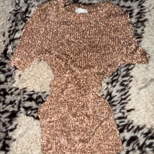 Rose gold tshirt - Rose gold tshirt. Bra skick. Storlek: xs