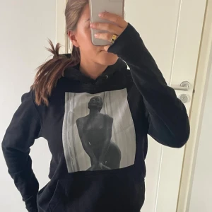 Svart hoodie med tryck - Svart hoodie från The Cool Elephant med ett tryck på framsidan. Storlek XS. 