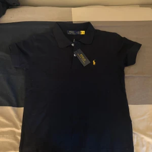 Mörkblå pikétröja från Polo Ralph Lauren - Klassisk mörkblå pikétröja från Polo Ralph Lauren. Helt ny och priset kan diskuteras 