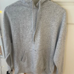 Hoodie - Grå hoodie ifrån new yorker, stl xs