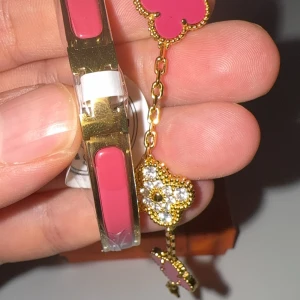 Harmens Click H armband mörkrosa set passar fint ihop  - Jätte fint set som passar att bära ihop man kan även köpa detta som sett tillsammans. 