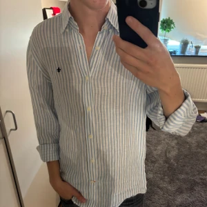 Morris linneskjorta - Linneskjorta från Morris i storlek S. Den är i bra skick och endast använd några gånger. Skriv till mig vid frågor eller funderingar!   