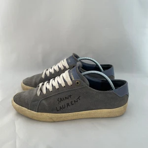 Blå Saint Laurent skor  - Säljer nu mina snygga Blå Saint Laurent skor, skriv för fler bilder/frågor🙌🏼