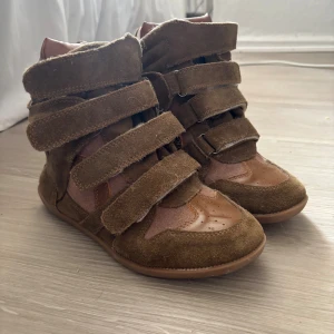 Bruna Isabel Marant sneakers i mocka -  Har haft dem i 17 år men de har alltid bara legat på hyllan, använt ungefär 3 gånger, sulan kan tas bort och sättas in om man inte vill ha höjd på den, då jag har rivit ut den eftersom jag inte vill ha så mycket höjd på den så den ser verkligen inte särskilt snygg ut inuti skon, och kanske tycker jag också att den saknar en ordentlig sula, men den är som ny på utsidan.