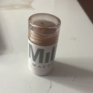 Milk bronzer. - Den är i färgen baked och mycket produkt finns kvar. Köpt på sephora. Hör av er vid frågor.