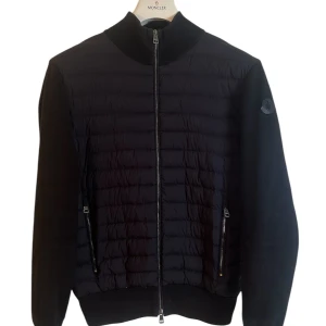Moncler  - Moncler cardigan black label. Storlek L. Skick 8.5/10. Pris 3790kr finns att köpa på våran hemsida, Fashionels.com