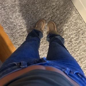 Jeans  - Säljer ett par jeans i mörkblå tvätt. Jeansen har rak passform och är i från Gina Tricot 