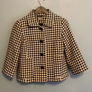 Rutig kapp  - Rutig kappa/kavaj från Lindex. Trekvartärmar och lite kortare. Svart och vit rutig! Jättefin till hösten! 