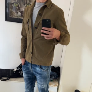 Olivgrön overshirt från Studio  - Säljer en riktigt fet overshirt, skriv om du har några frågor eller funderingar!!!