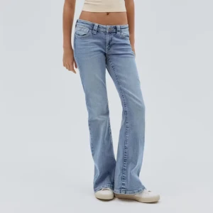 For real low waist jeans  - Snygga ljusblå jeans med bootcut passform och låg midja aldrig använda. 