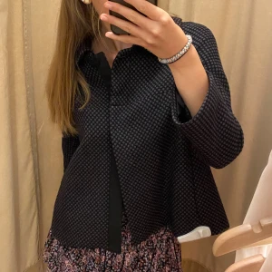 Intressekoll på Sandro jacka!! - Intressekoll på den här trekvartsärmade jackan från Sandro. Jättefint skick och superfin. Kan gå ner i pris vid snabb affär❣️