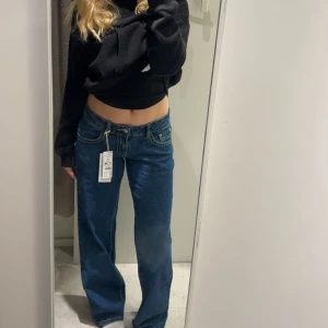 Blå wide jeans med låg midja - Super snygga lågmidjade byxor som är lite bredare, älskar dom men tyvärr lite långa. Kom gärna med prisförslag!❤️