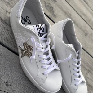 Vita sneakers med glitterstjärnor  - Helt nya skor från 2 star, säljer då dem var för stora och glömde skicka tillbaka dem i tid, priset kan ändras 