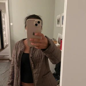 Jacka - Säljer en jacka som är köpt på en second hand butik i Finland! Vet tyvärr inte märket💕