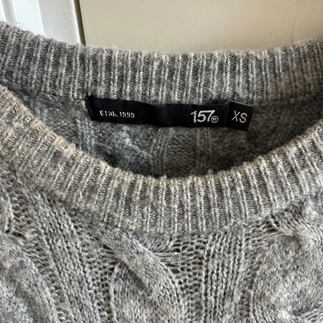 Grå kabelstickad tröja i ullmix - 4