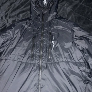 Sailracing höst/vinterjacka - Fin Sailracing jacka, perfekt till hösten eller till och med vintern som väntar. Köpt på stadium för 1-2 år sedan om jag minns rätt. litet hål eller vad man ska säga (syns på bilden, närmare bild går att lösa) storlek XL, Priset går att diskutera. Vid frågor hör av dig! 