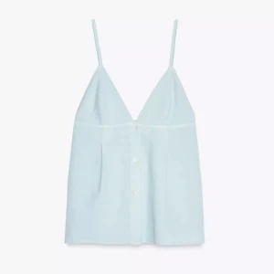 Ljusblå linnetopp med knappar - Snygg ljusblå linnetopp med smala axelband och v-ringning. Toppen har knappar framtill och är tillverkad i ett lätt material som passar perfekt för varma dagar. Enkel och stilren design som är lätt att matcha.