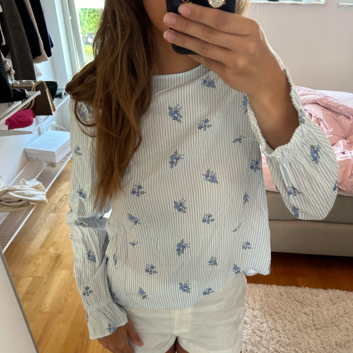 Blus med blå blommor och ränder