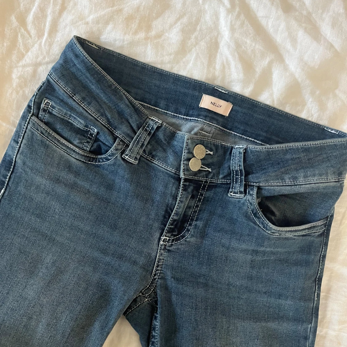 Blå bootcut jeans från Nelly - 2