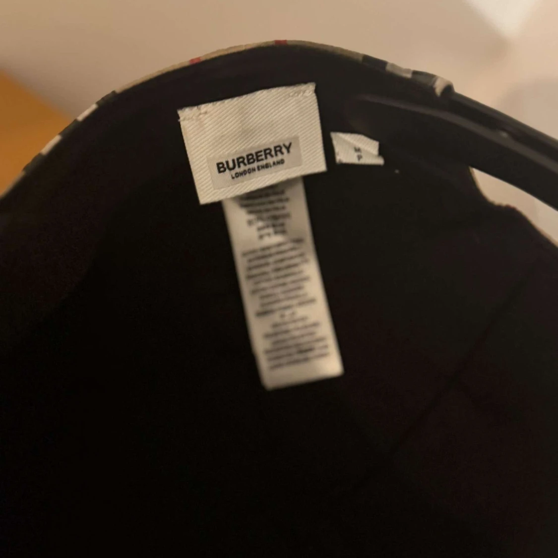 Burberry rutig keps i beige och svart - 2