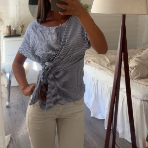 Randig topp - En randig supersnygg topp som knyts i midjan🤍🍋