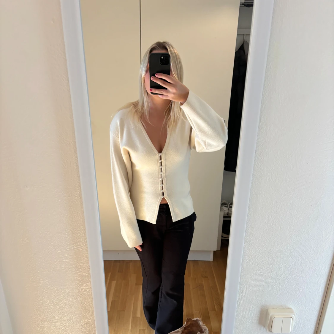 Krämvit kofta med pärlknappar - 1