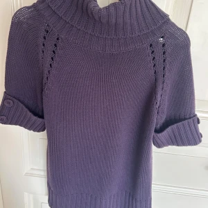 Stickad polotröja med korta ärmar  - Tröja i fin lila färg och i bra skick!